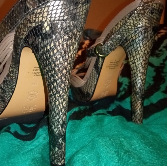 Joan & David Sz 7 Tan Snakeskin Stiletto Heels NWOT - Picture 3 of 10